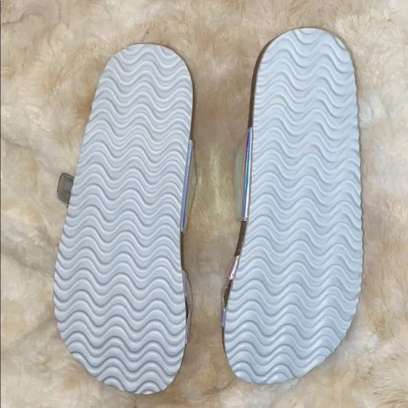 🎉HP🎉 Steve Madden JWAIVE IRIDESCENT