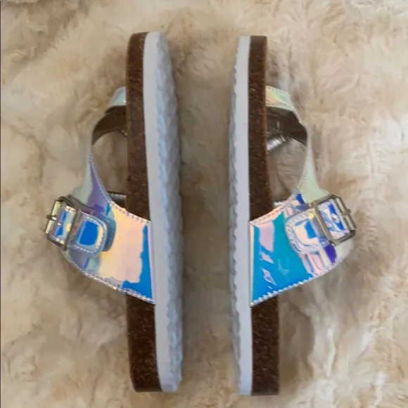 🎉HP🎉 Steve Madden JWAIVE IRIDESCENT