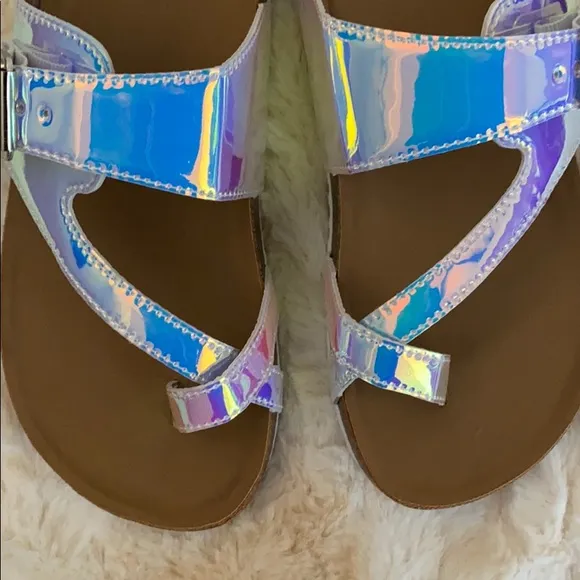 🎉HP🎉 Steve Madden JWAIVE IRIDESCENT