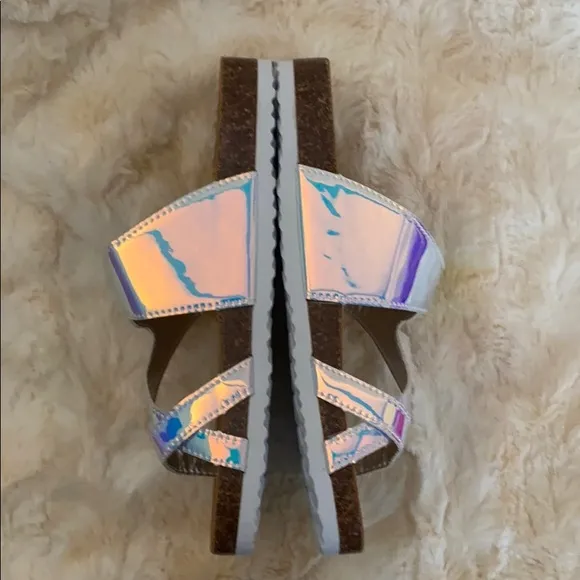 🎉HP🎉 Steve Madden JWAIVE IRIDESCENT