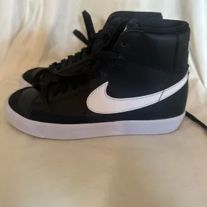 Nike Black Trail Blazer Mid 77 Size 5