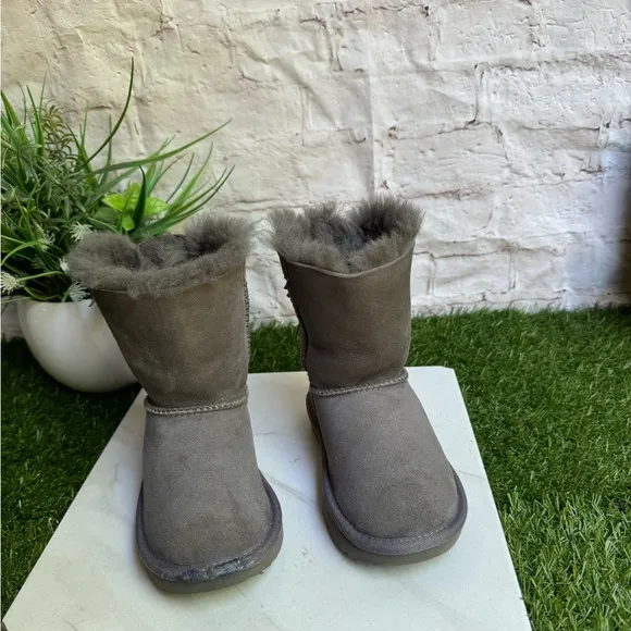 UGG Bailey Bow Chestnut toddler Size 11