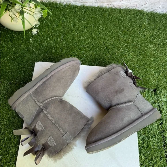 UGG Bailey Bow Chestnut toddler Size 11
