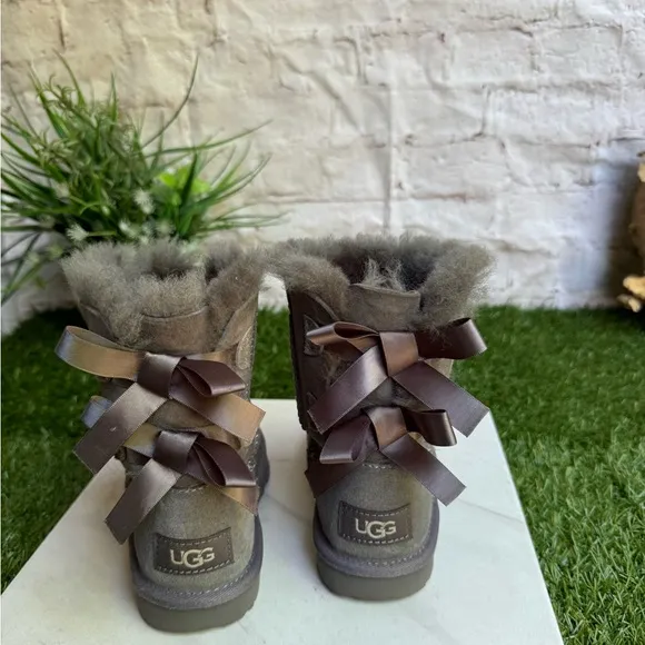 UGG Bailey Bow Chestnut toddler Size 11